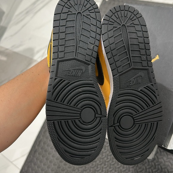 Air Jordan 1 low GS size 7y equivalent to women’s 8.5 - Picture 3 of 4